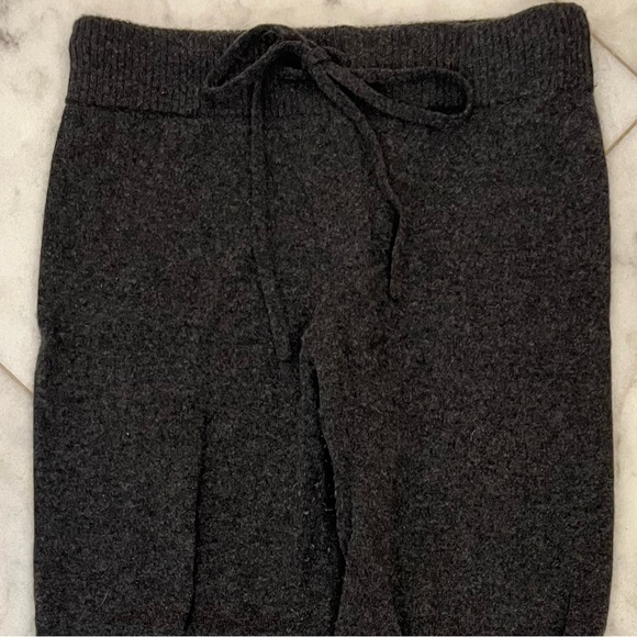 Summersalt cashmere joggers and sweater set - Picture 6 of 13